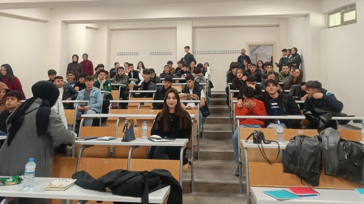 Lise öğrencilerine meslek yüksekokulunu tanıtım gezisi