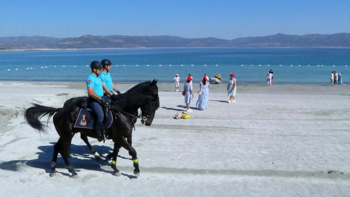 Salda Gölü'nde atlı jandarma timi göreve başladı