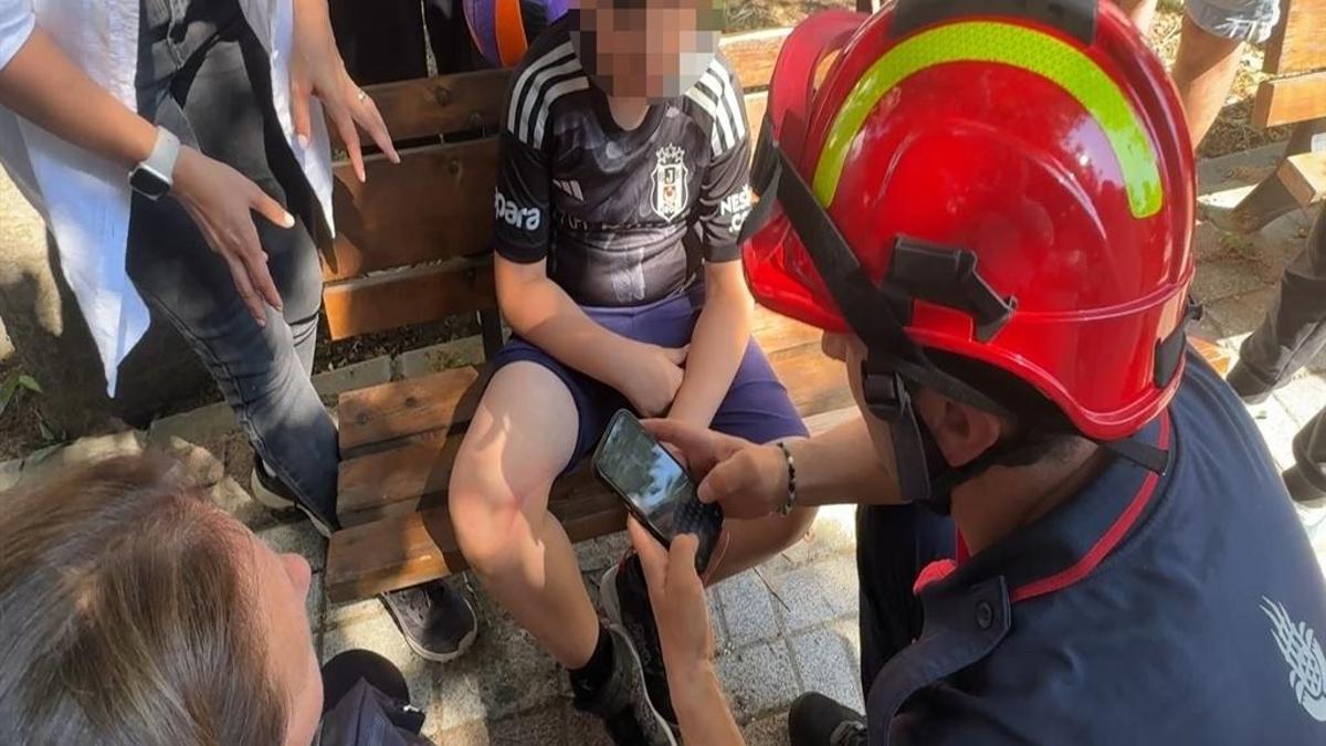 Bacağı parkta spor aletine sıkıştı: Avcılar'da itfaiyenin zorlu anları