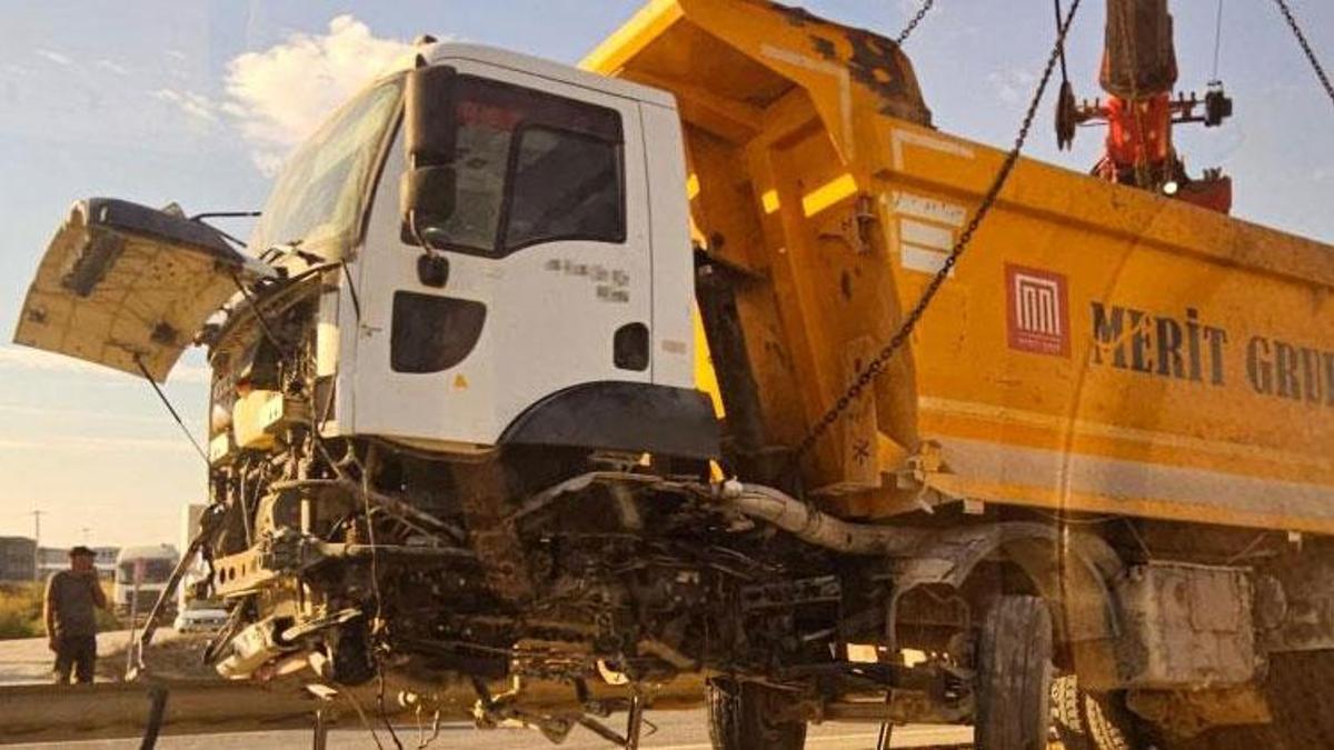 Kontrolden hafriyat kamyonu refüje girdi, trafik felç oldu