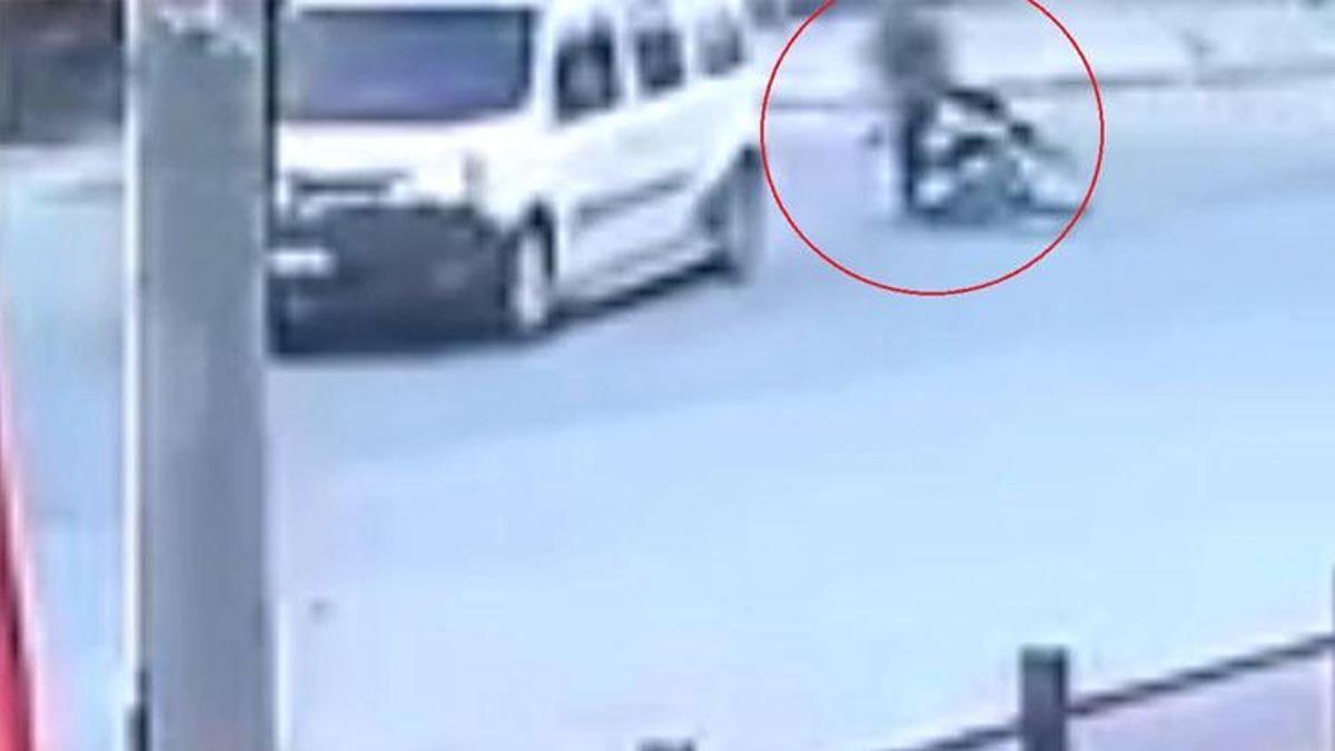 İnegöl'de motosikletle hafif ticari aracın çarpıştığı kaza kamerada