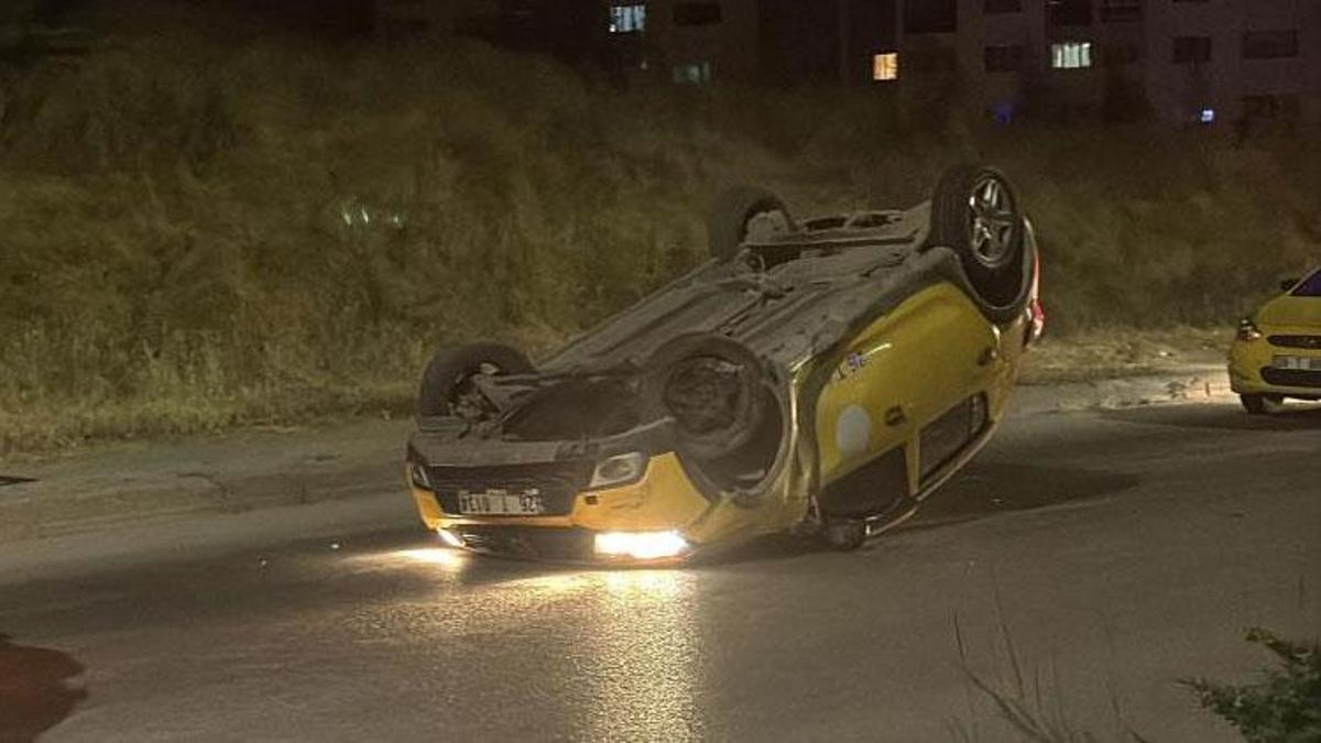 Virajı alamayan ticari taksi ters döndü iki yolcu yaralandı