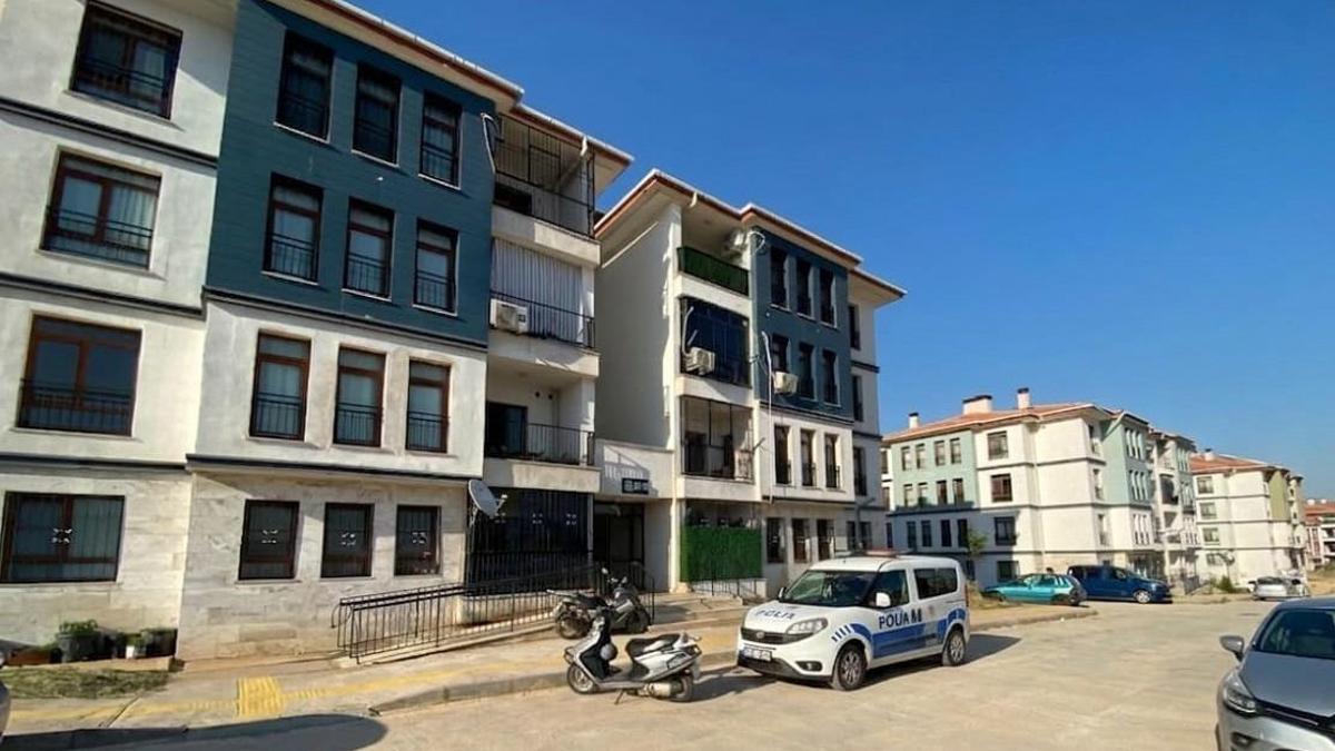 Kızı tarafından tabancayla vurulmuş halde bulunan kadın hastanede öldü
