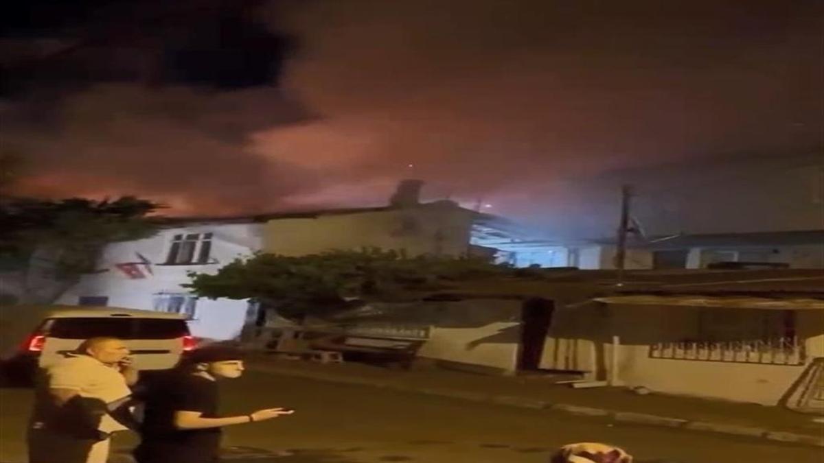 Gaziosmanpaşa bu akşam korktu: Gecekondu yangınına itfaiye zorlukla müdahale etti