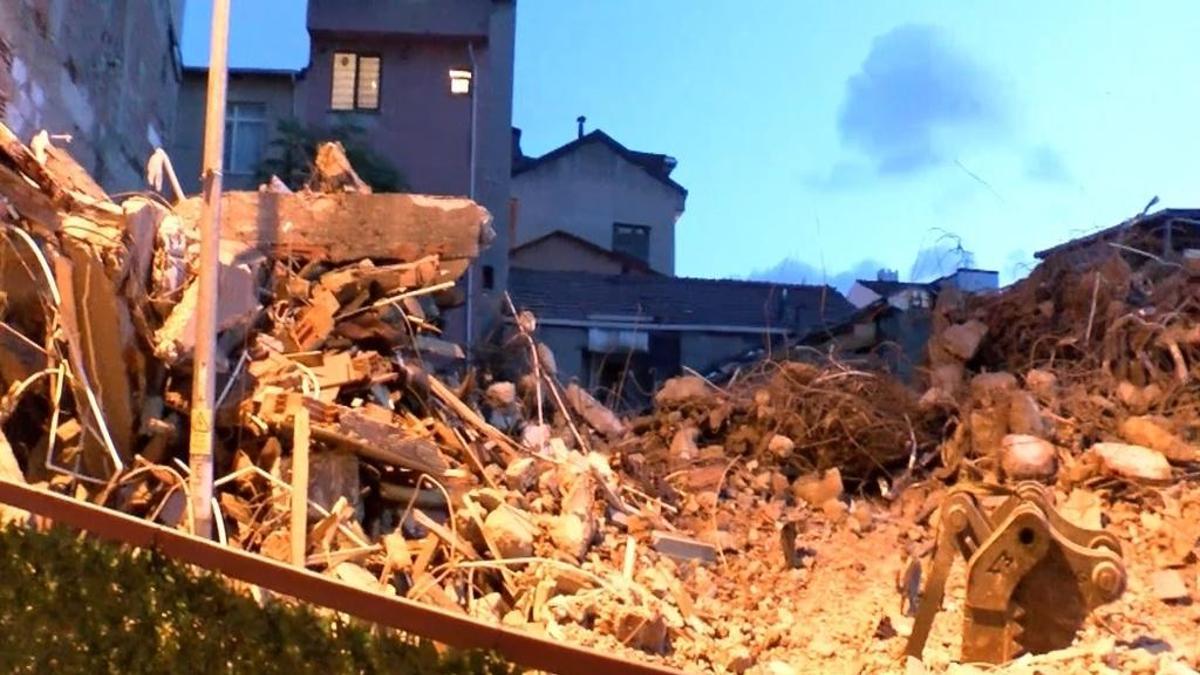 Kağıthane'de yıkım sırasında meydana geldi: İki bina tahliye edildi
