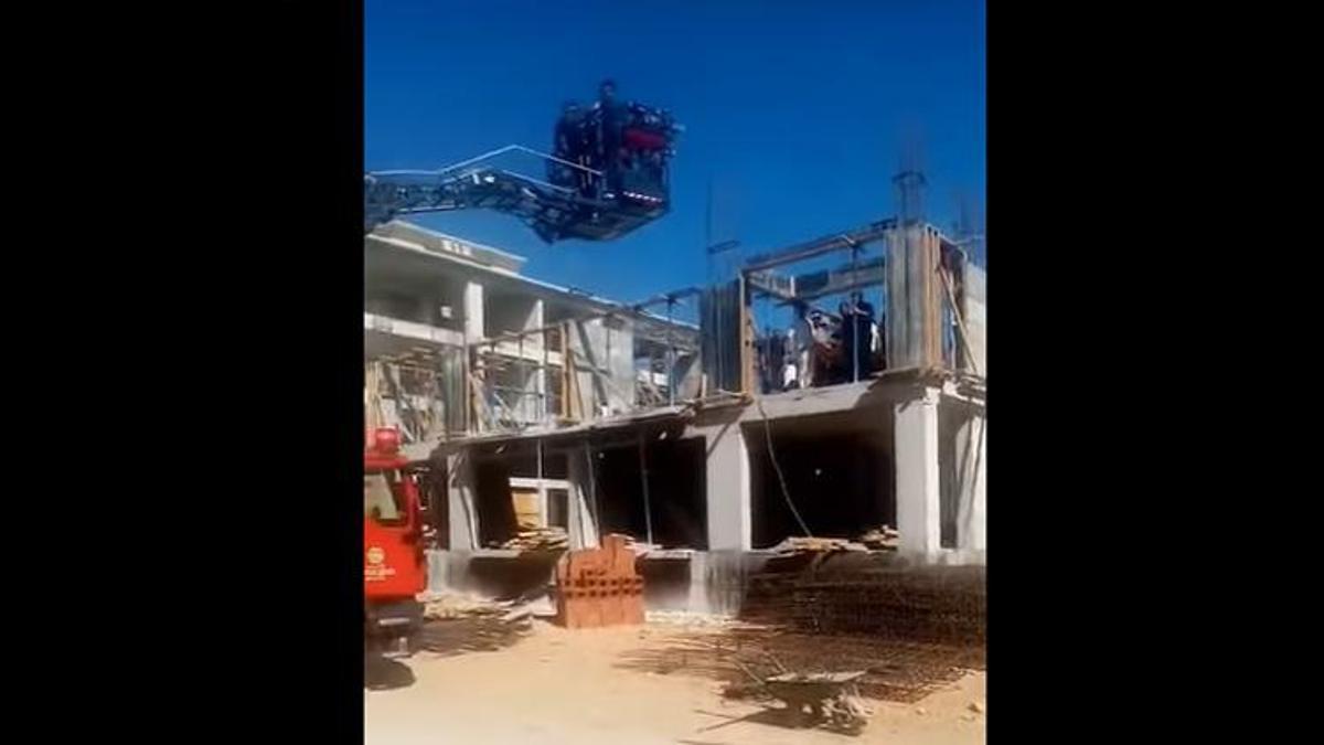 Malatya’da yaralanan işçi itfaiye sepetine bağlanan sedyeyle kurtarıldı
