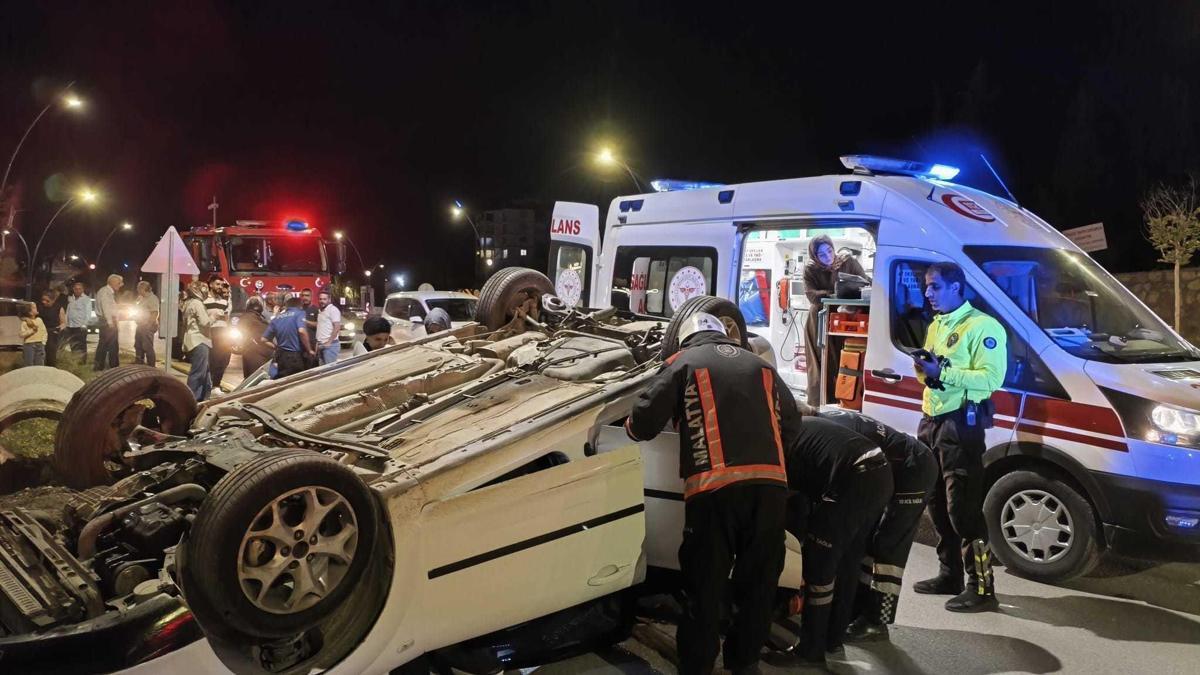 Malatya'da devrilen otomobildeki 2 kişi yaralandı