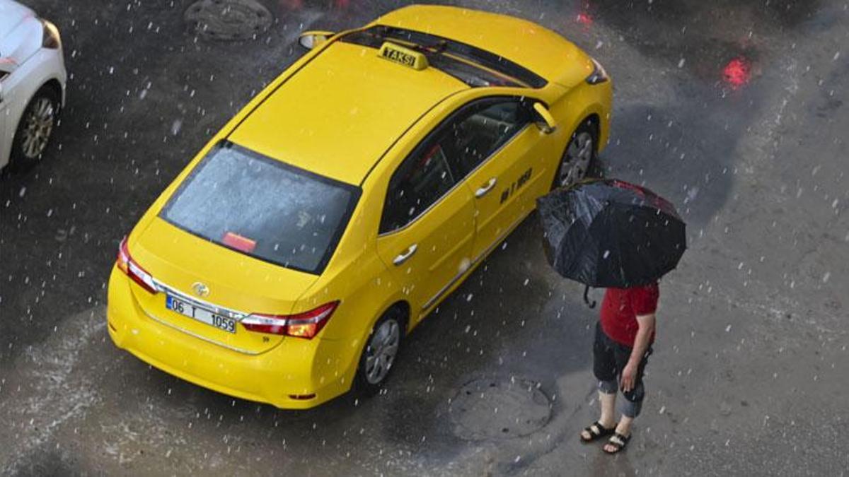 Ankara’da sağanak yağış trafikte aksamalara neden oldu