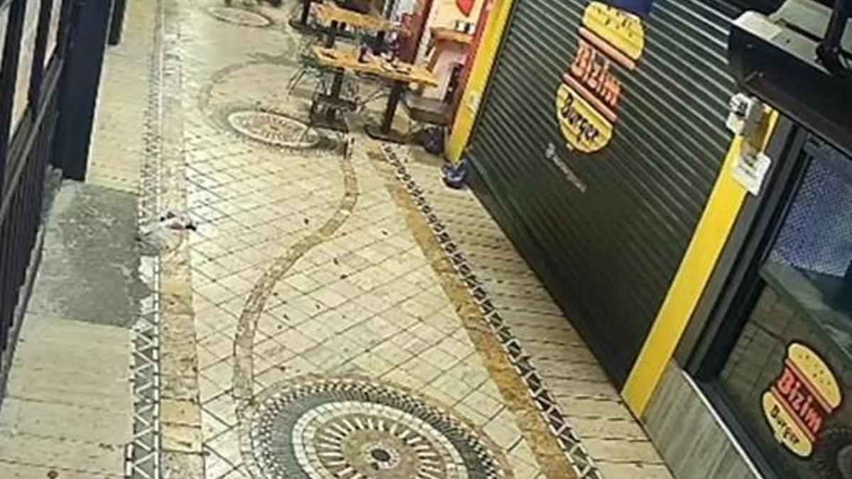 Yoldan geçen mühendisin önünü kesip dövdüler; olay kamerada