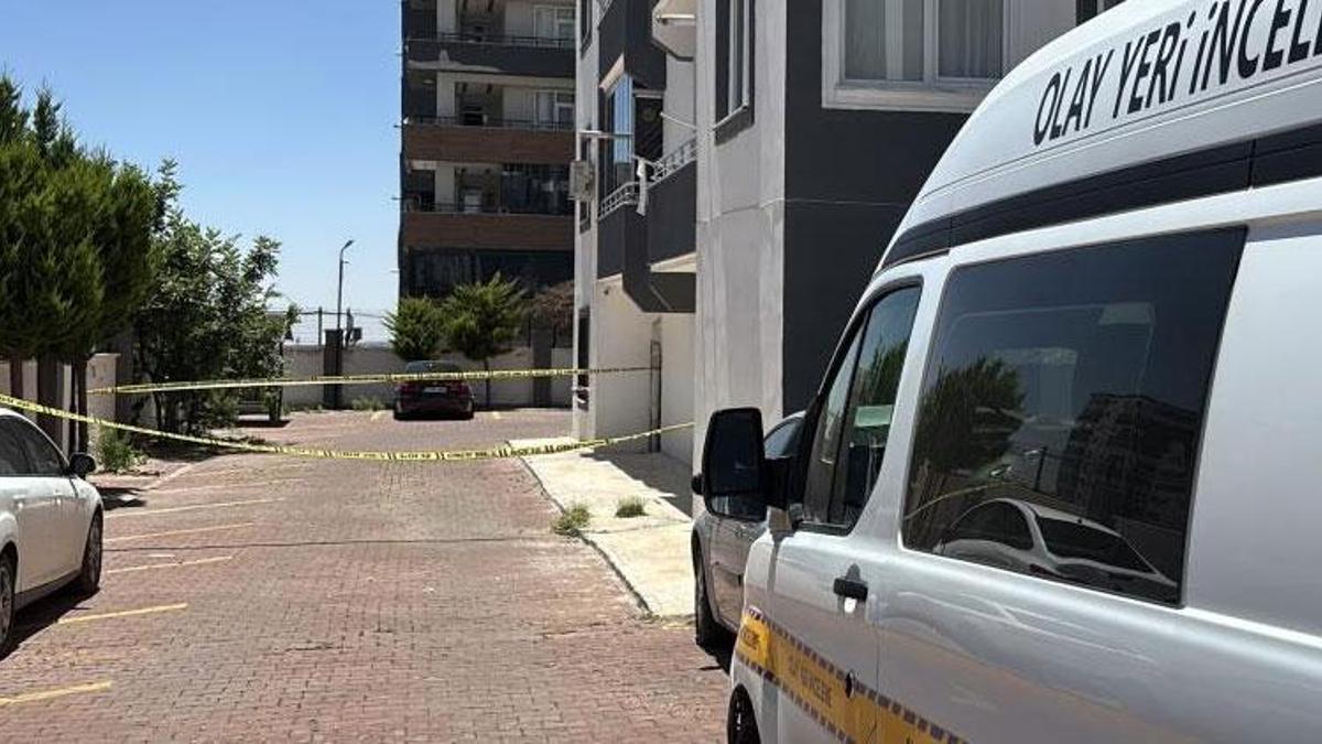 Kucağına aldığı 4 yaşındaki oğluyla birlikte 8'inci kattan atladı