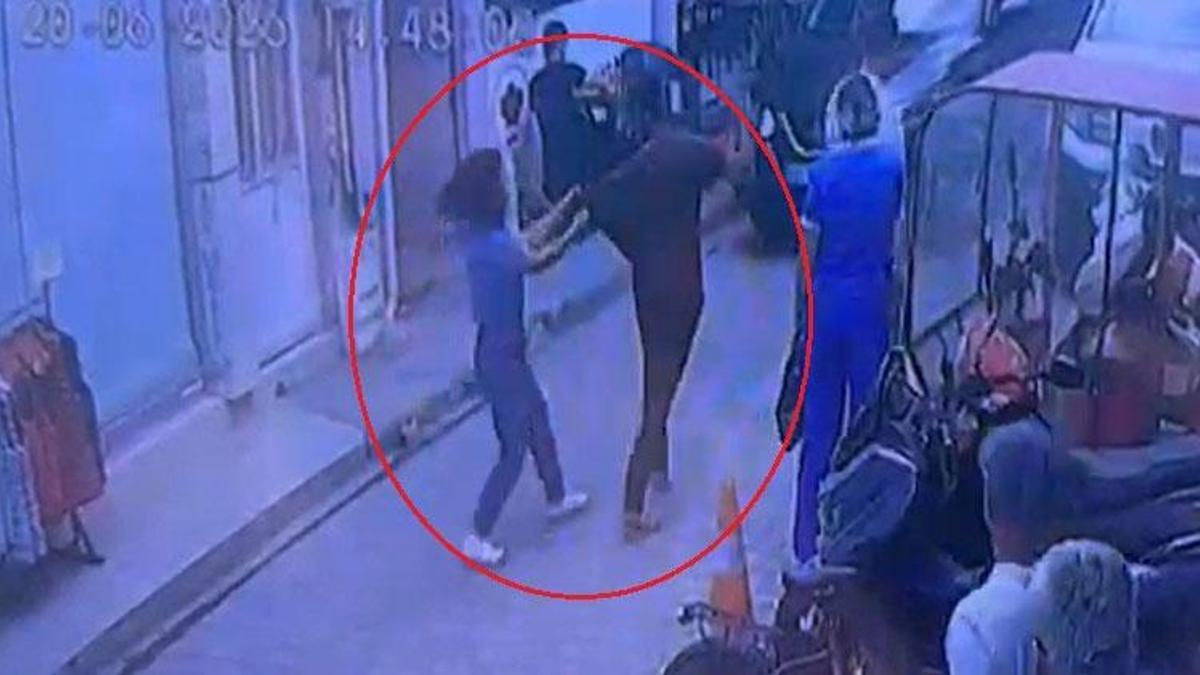 İznik'te zincir marketten televizyon çalan şüphelinin yakalandığı anlar kamerada