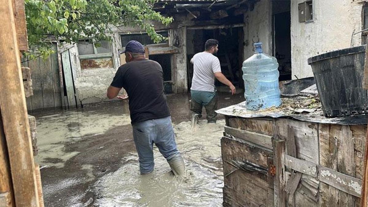 Kuvvetli sağanak sonrası Burdur'da evleri su bastı