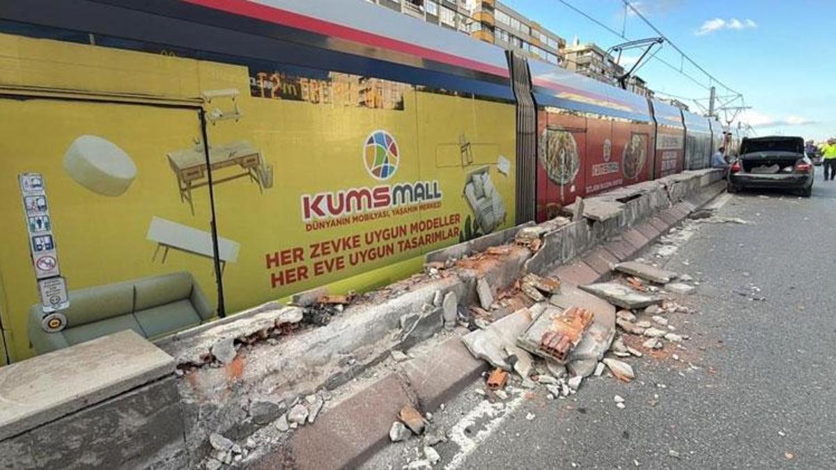 Kontrolden çıkan otomobilin çarptığı refüjden kopan taşlar tramvaydan içeri girdi: 4 yolcu yaralı