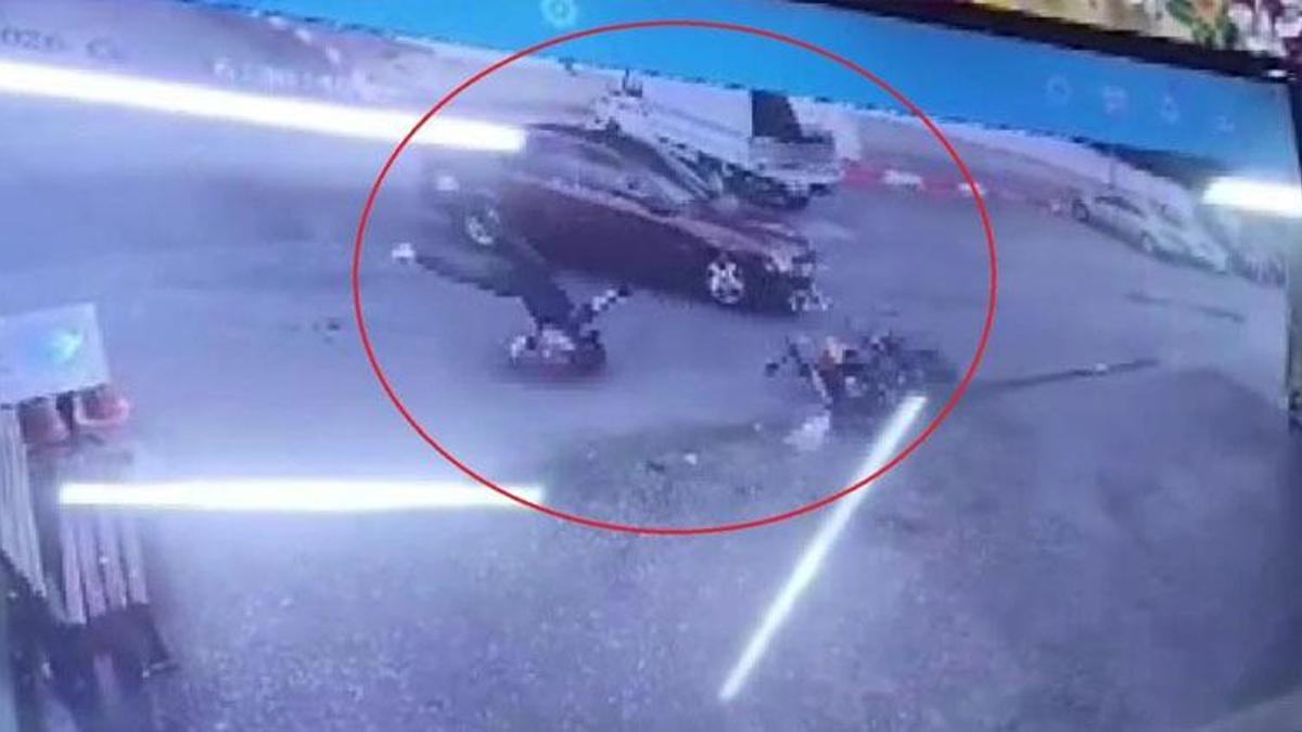 Otomobille çarpışan motosikletlinin ölümden döndüğü kaza kamerada