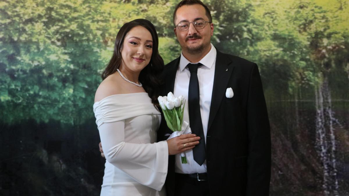 Öğretmen çiftin nikah töreni okul bahçesinde yapıldı