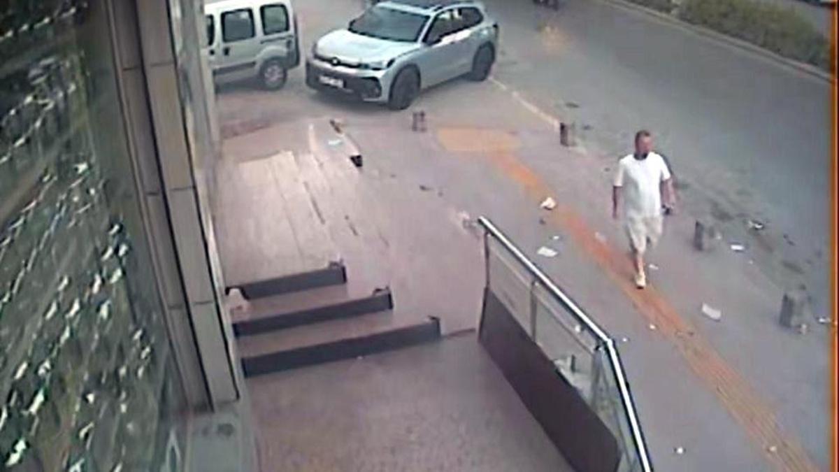 Esenyurt'ta bankta unutulan cep telefonun alıp uzaklaştı!