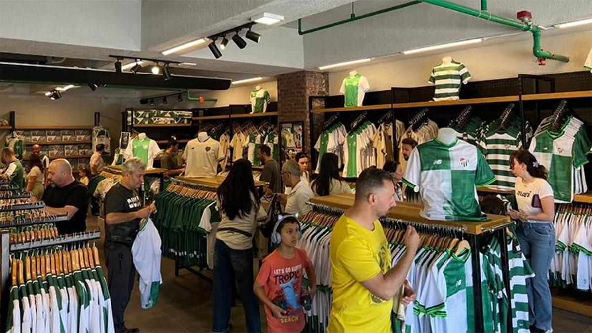Yeşil-Beyaz duvar örülüyor! Bursaspor Taraftarı mağazalara akın etti, rekora koşuyor