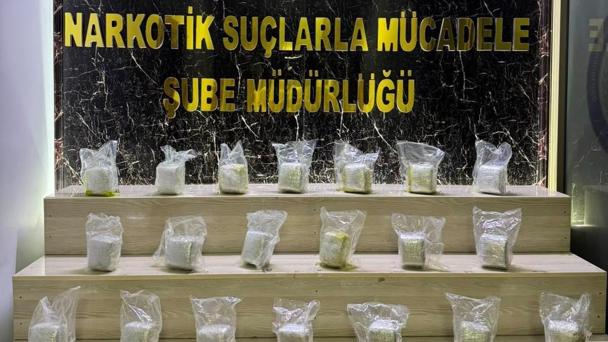 Aracın yakıt deposunda 15 kilo esrar ele geçirildi; 3 tutuklama