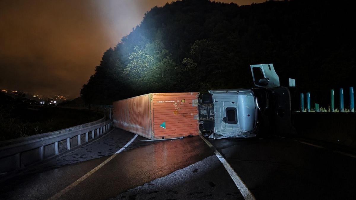 Bolu Dağı'nda askeri mühimmat yüklü TIR devrildi; şoför hafif yaralı