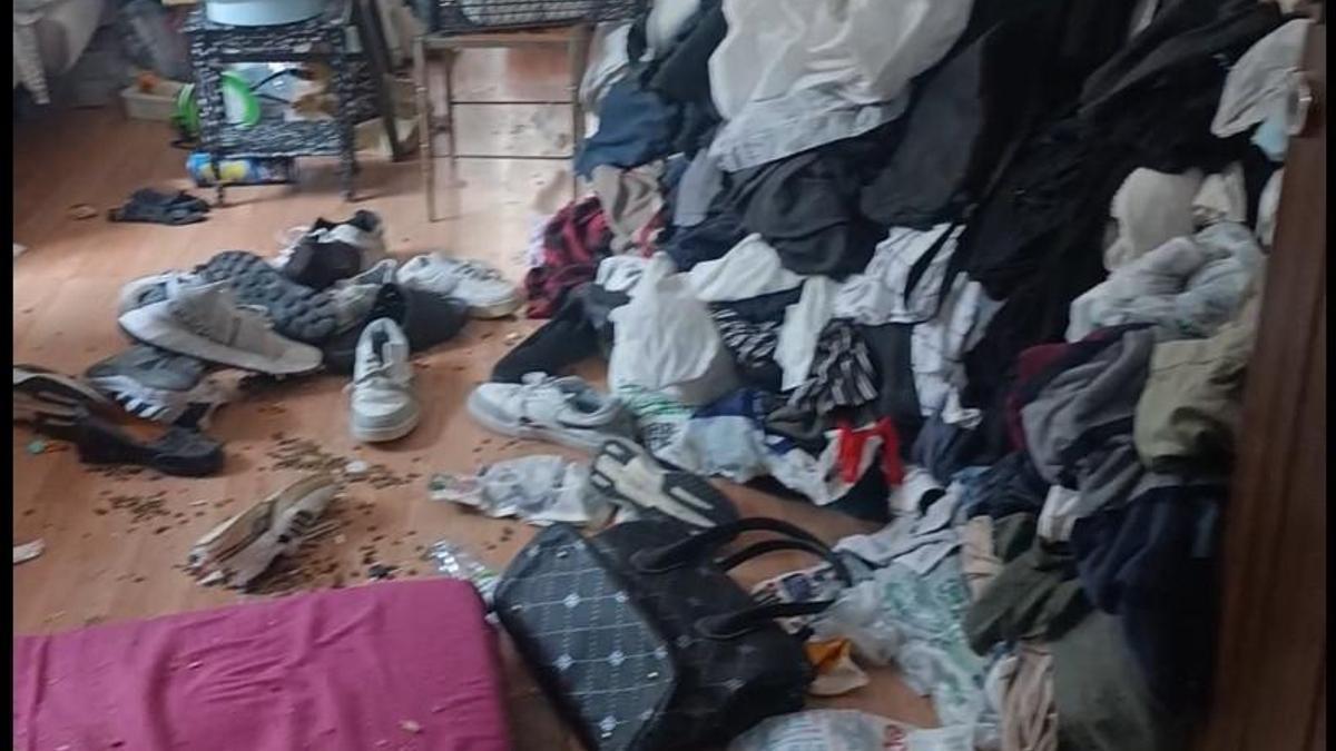 Kötü koku sonrası girilen evden 1 ton atık çıkarıldı