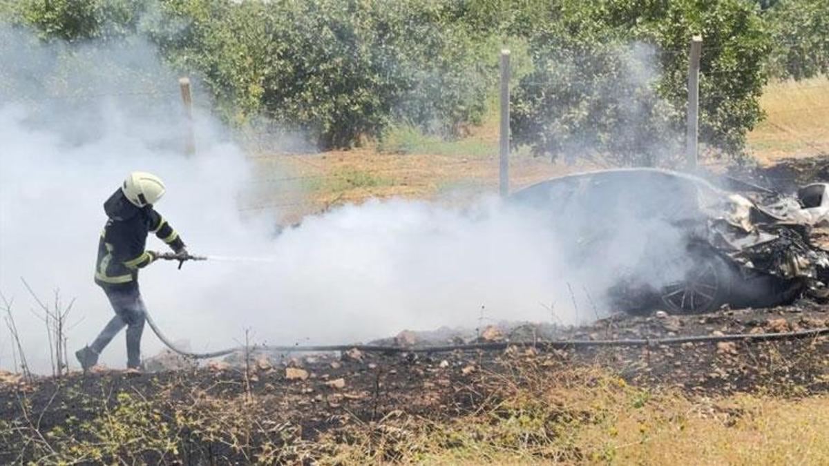 İtfaiye yanan arabayı, vatandaşlar ise araçtaki parayı söndürmeye çalıştı