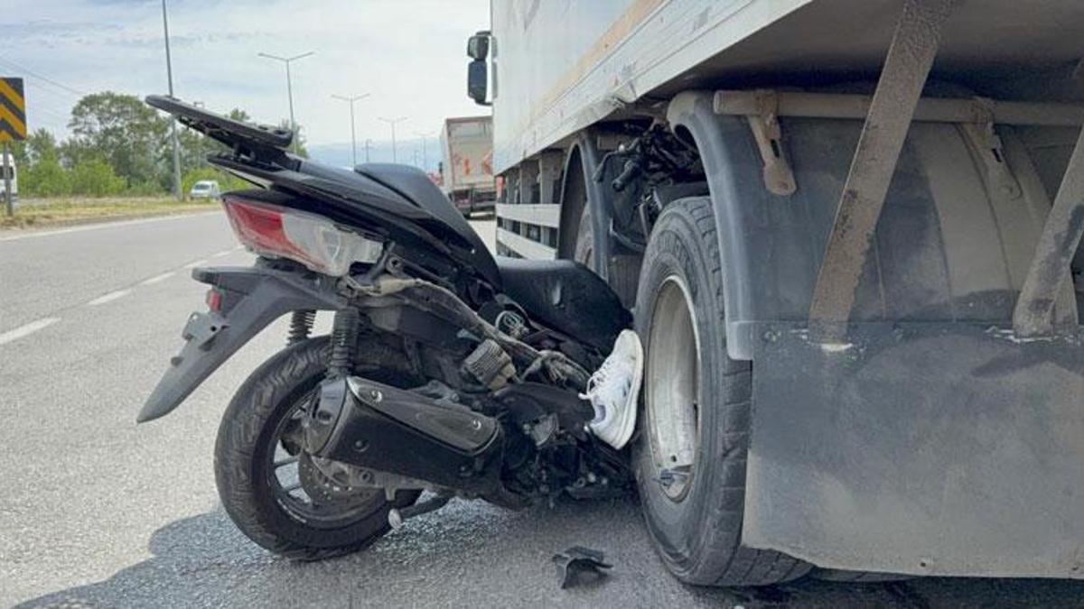 Kamyonun tekerleri arasına ok gibi saplanan motosikletin sürücüsü hayatını kaybetti