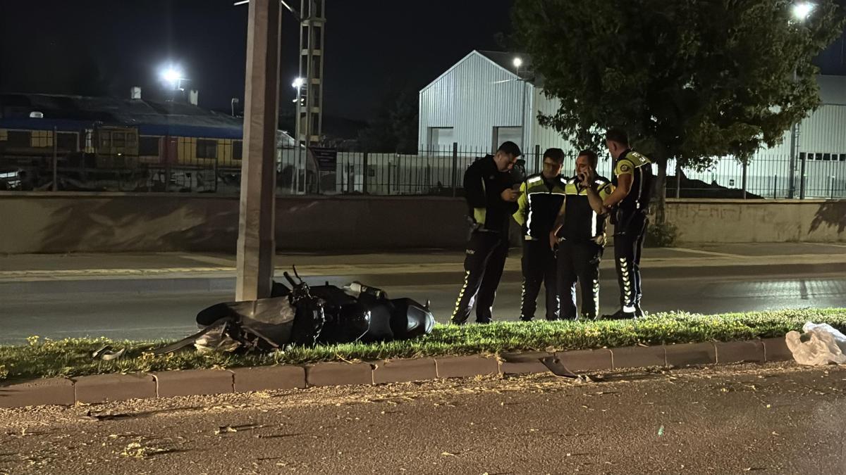 Sivas'ta motosiklet aydınlatma direğine çarptı: 2 yaralı