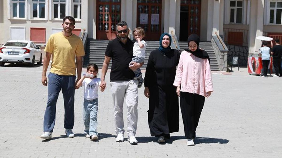 Van'da ev hanımı anne iki çocuğuyla üniversite sınavına girdi