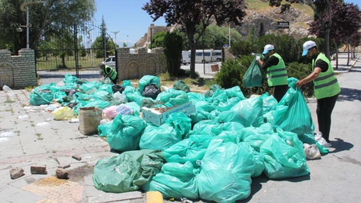 Van Atatürk Parkı'nda yaklaşık 3 ton çöp toplandı