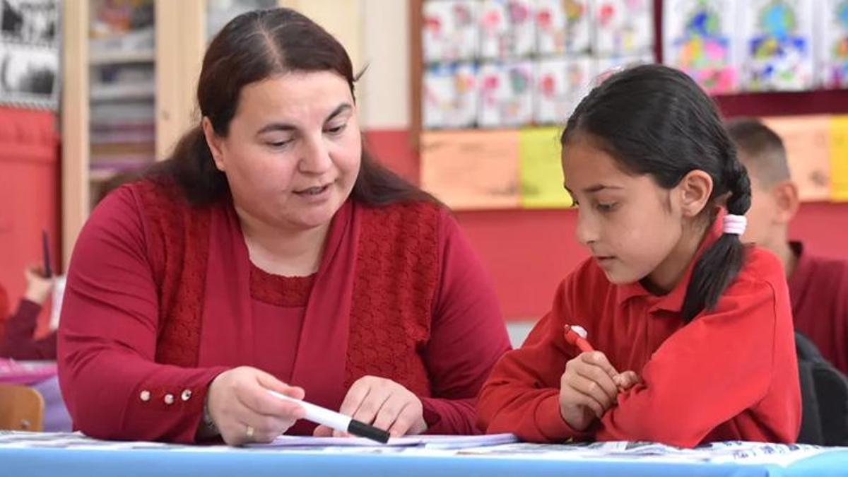Van'da görevli öğretmen, öğrencileriyle her yıl yeni bir dil öğreniyor