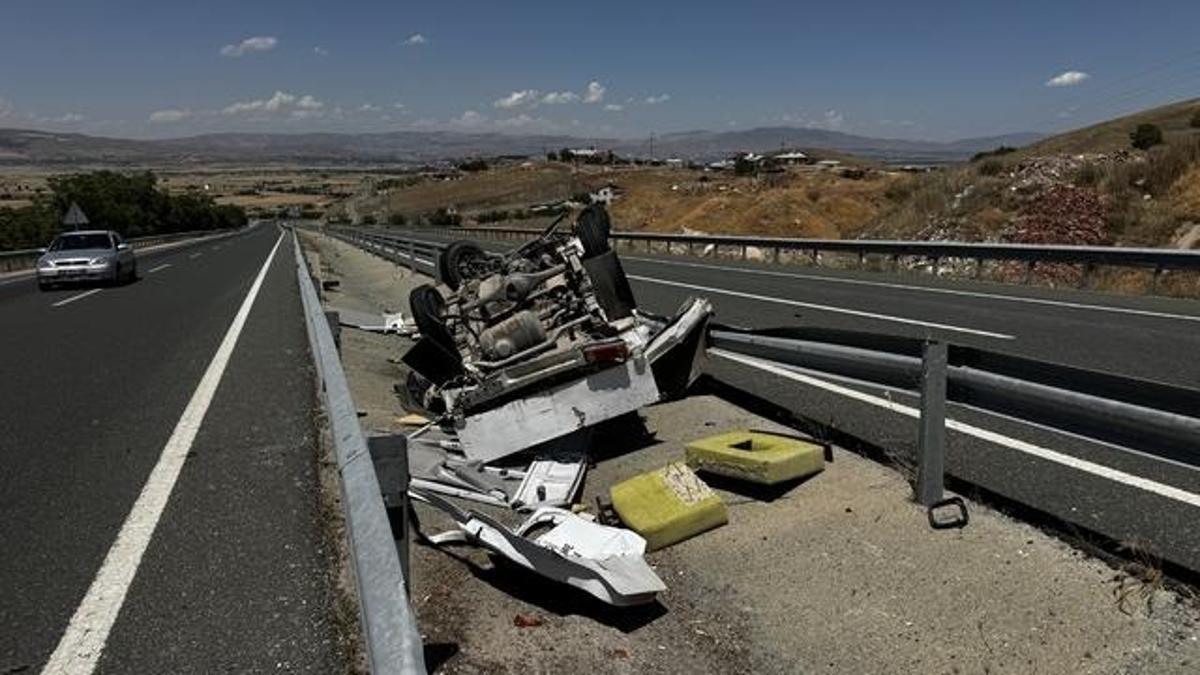 Elazığ'da drenaj kanalına devrilen kamyonetteki 2 kişi yaralandı