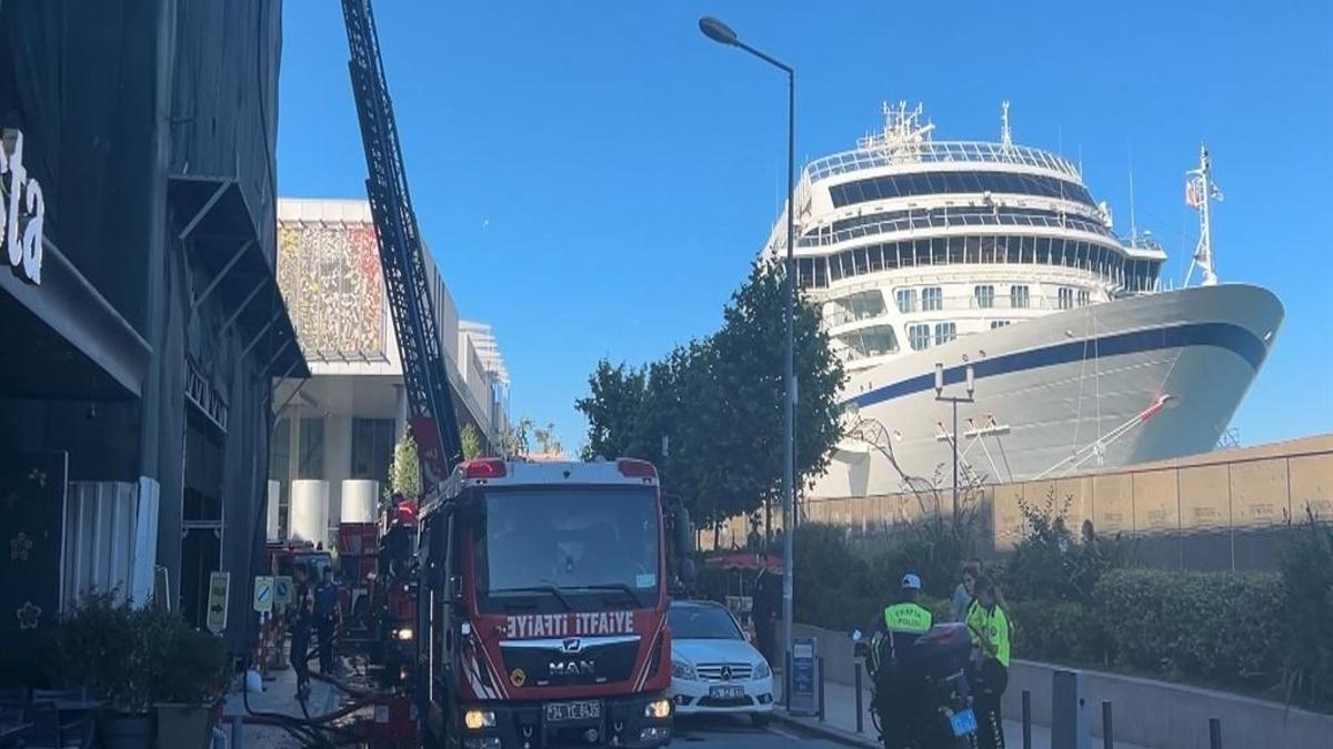 Beyoğlu'nda yangın paniği: 6 katlı binada tadilat sırasında çıktı