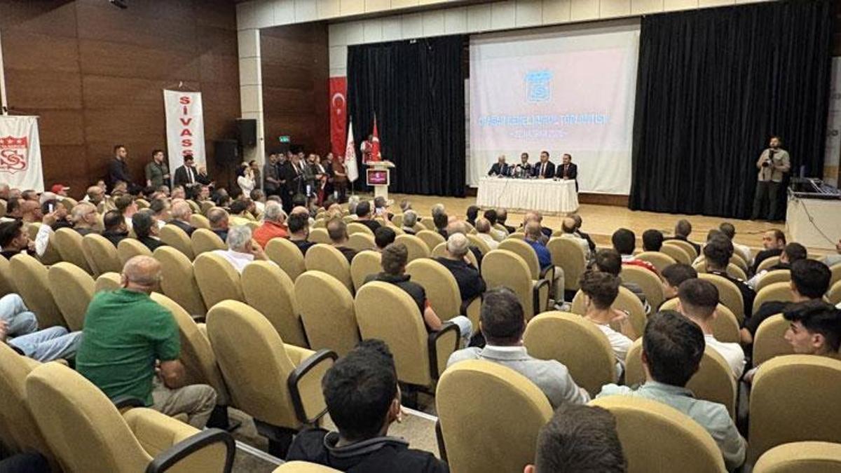 Sivasspor’da başkan ve yönetim için aday çıkmaması üzerine olağanüstü kongre kararı alındı