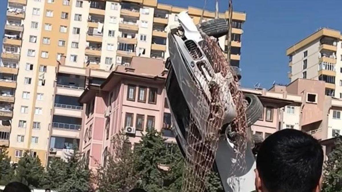 Şahinbey'de kontrolden çıkan lüks otomobil köprü inşaatı çukuruna düştü