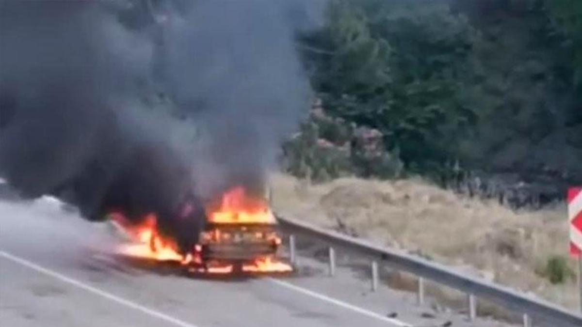 Seyir halindeki otomobil alev alev yandı, 13 yaşındaki Ömer'in duyarlılığı takdir topladı