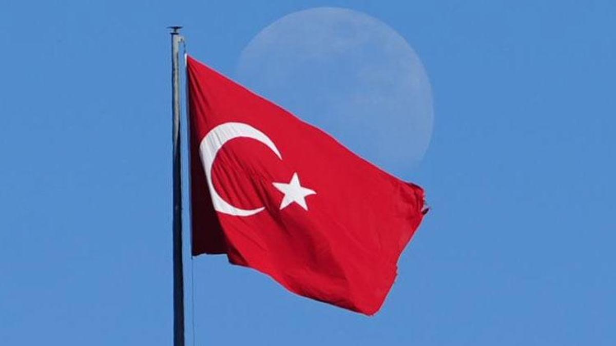 Mavi gökyüzünde dalgalanan Türk bayrağı ve ay manzarası