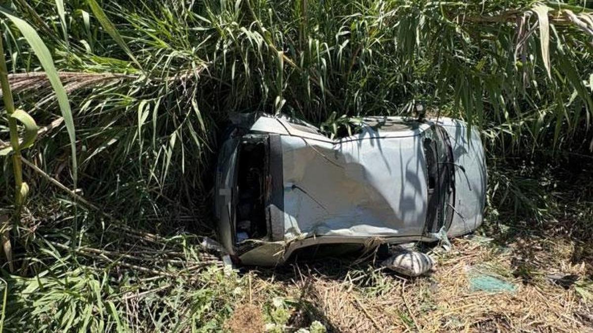 Alanya'da ticari araç ile çarpışan otomobil bahçeye devrildi