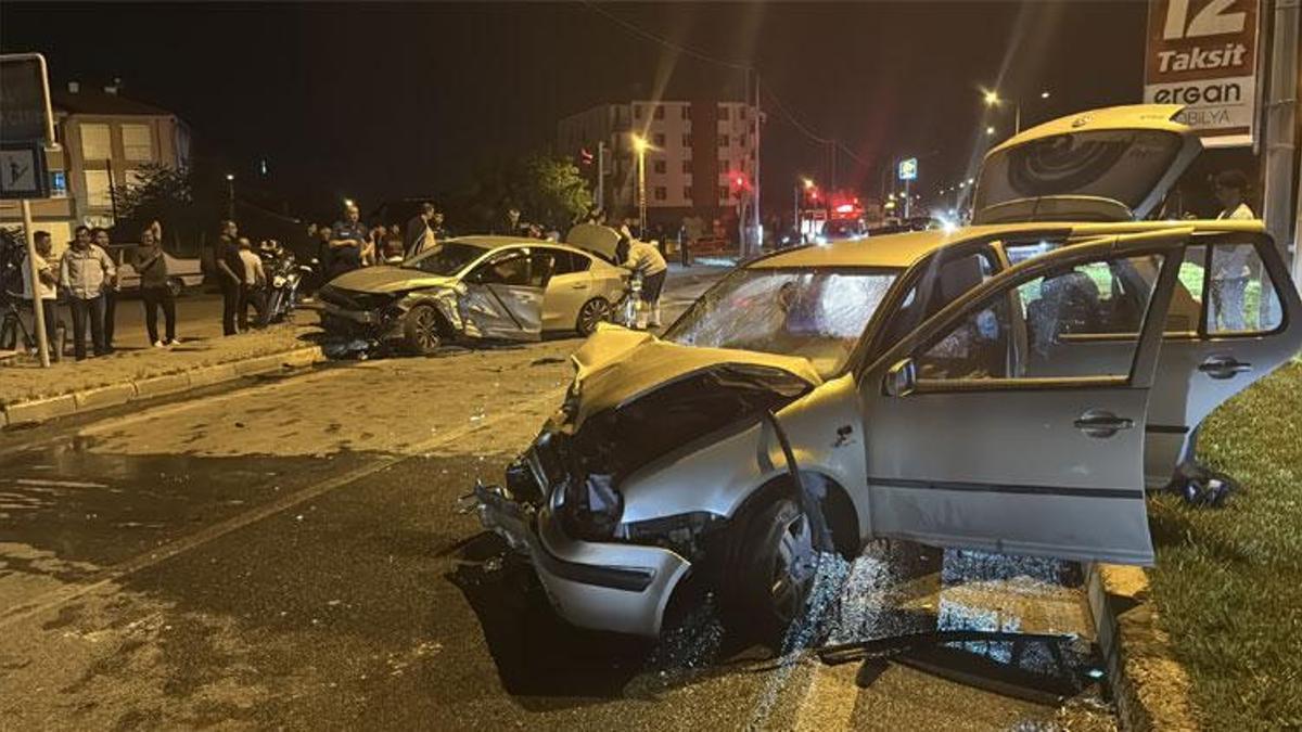 Kavşakta çarpışan iki otomobildeki 5 kişi yaralandı