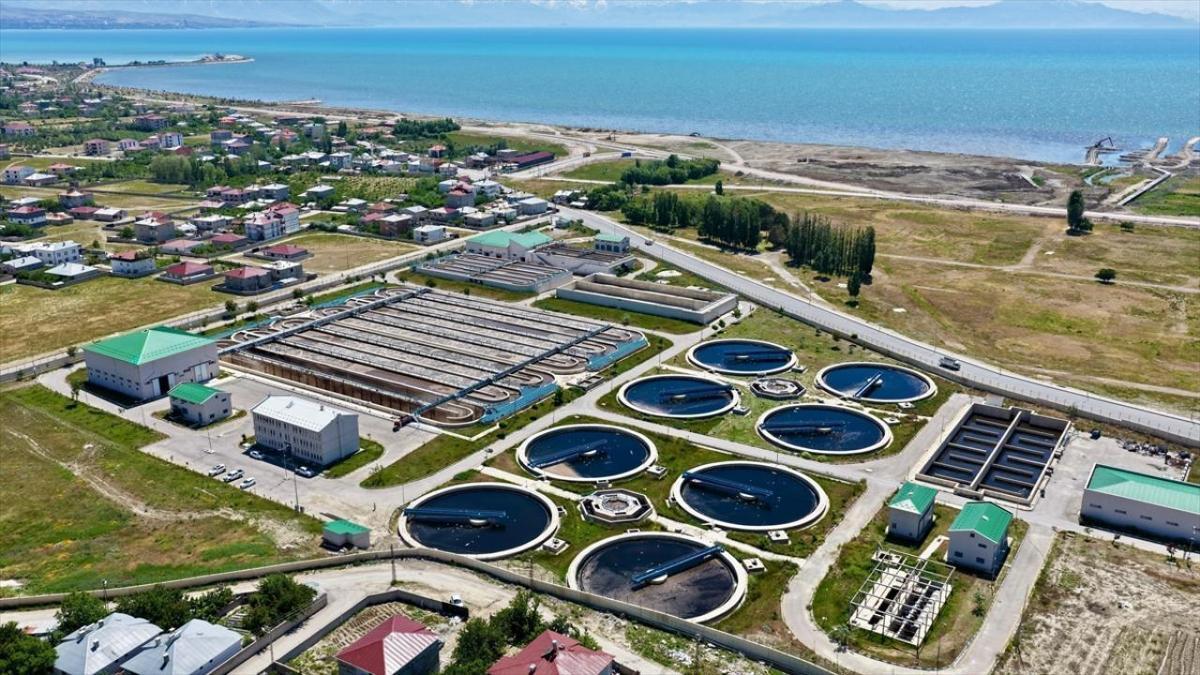 Van Gölü'nün zeminindeki dip çamuru ve balçık temizleniyor