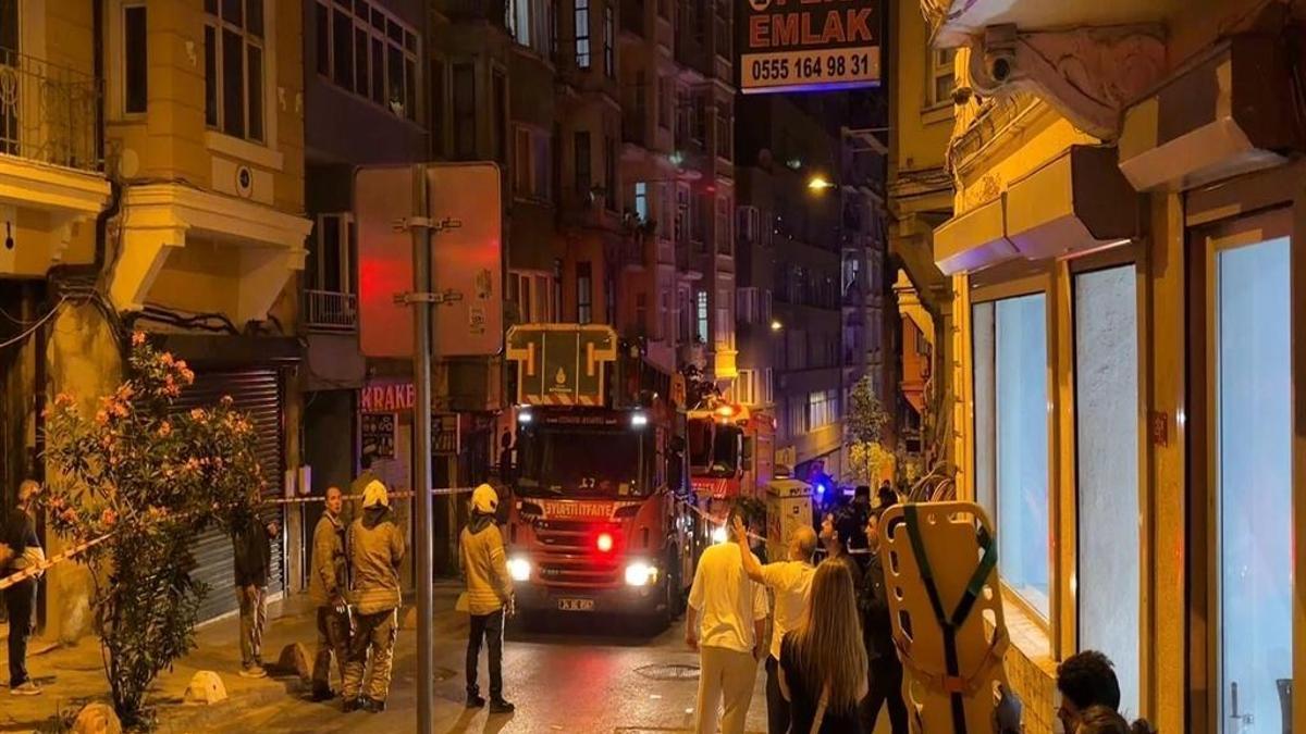 Beyoğlu'nda bodrum katında duvar çöktü: Bina tahliye edildi