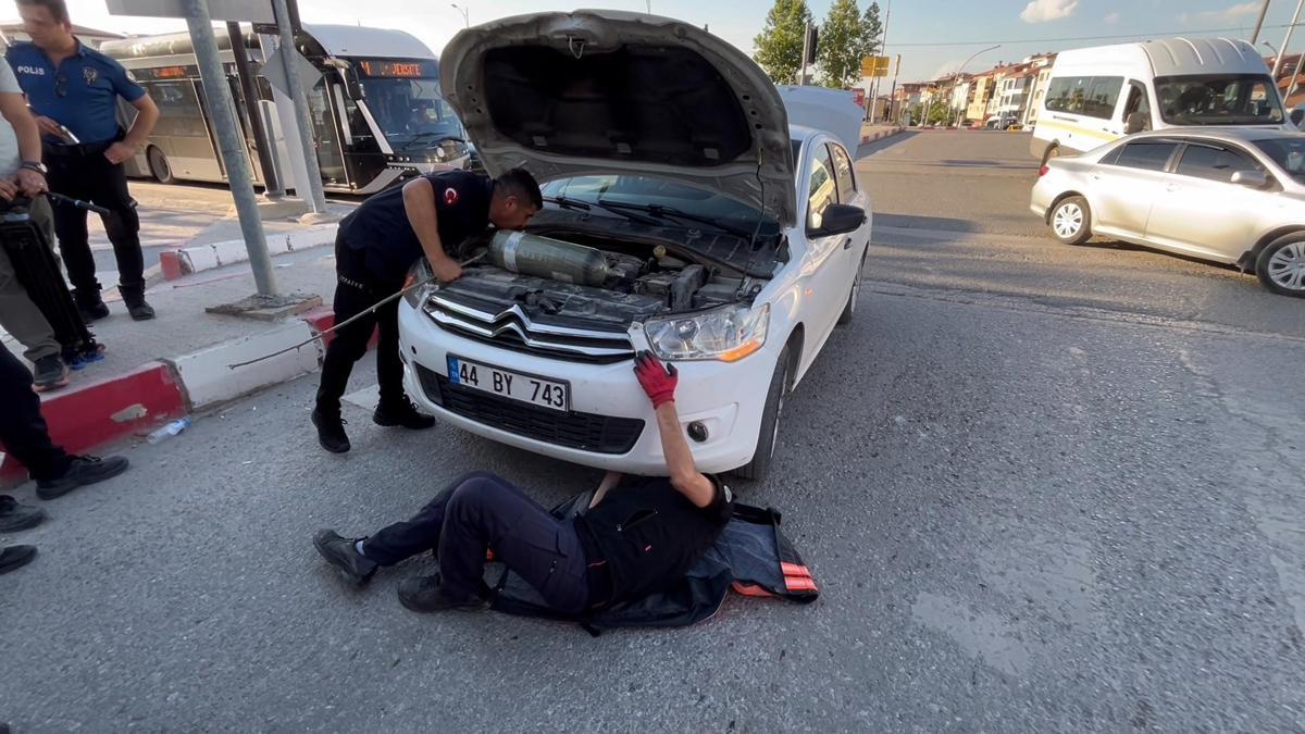 Otomobilin motor kısmında sıkışan kediyi itfaiye kurtardı