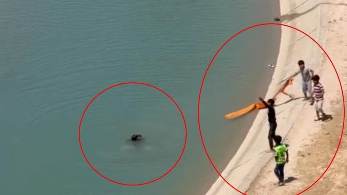 Akıntıya kapılan 2 kişiyi halat ve çekpasla sudan çıkardılar