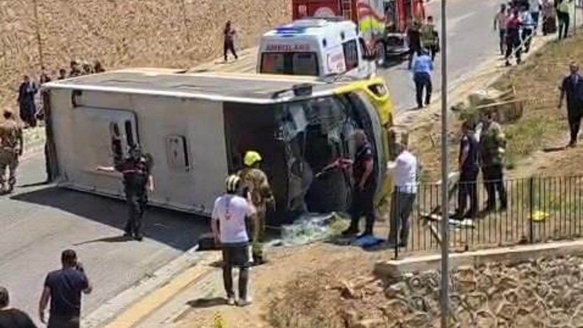 Çocuğa çarpmamak için şoförünün manevra yaptığı özel halk otobüsü devrildi