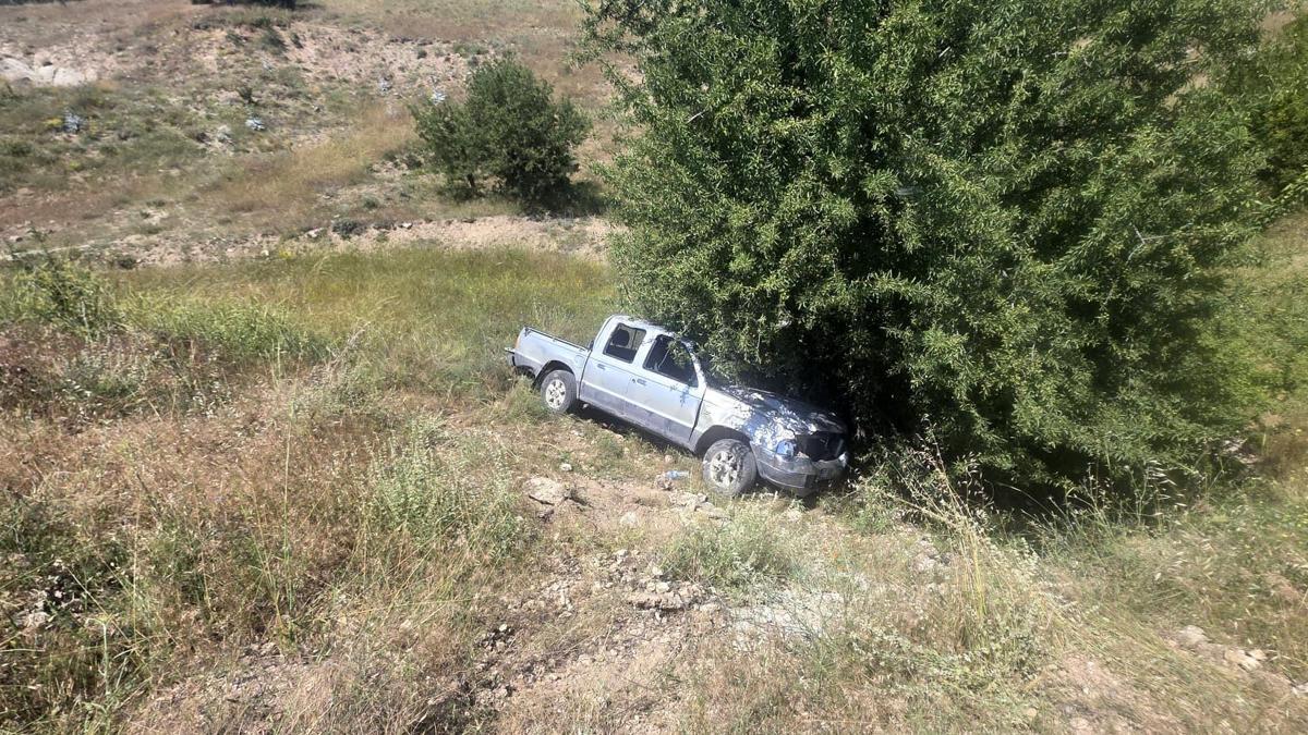 Kamyonet dereye uçtu: 2 yaralı