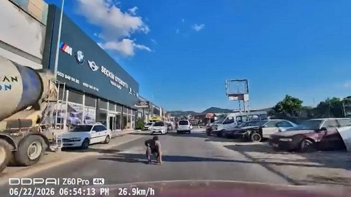 Düşürdüğü eşyayı almak isterken akan trafikte saniyelerle ölümden kurtuldu