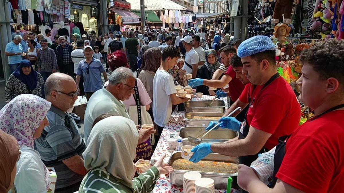 Bursa'da 30 yıllık gelenek! 5 bin kişiye aşure ikram etti