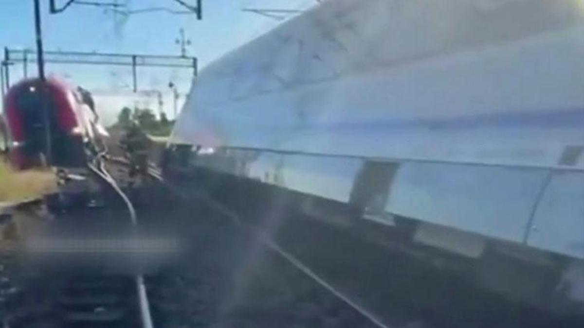 Polonya’da iki yolcu treni çarpıştı kazada 2 kişi yaralandı