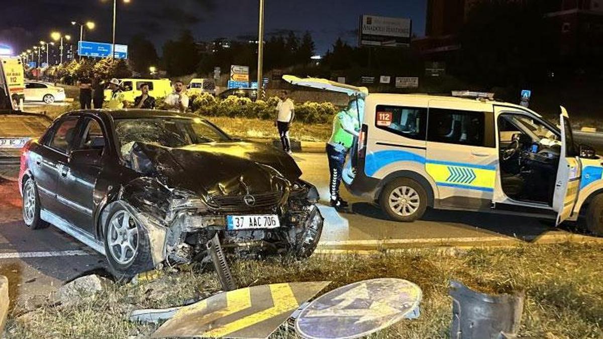 Kastamonu'da iki otomobil kavşakta çarpıştı 4 kişi yaralandı