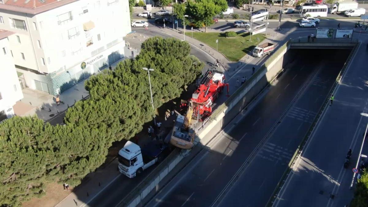 Bahçelievler'de TIR'ın üzerindeki kepçe devrildi