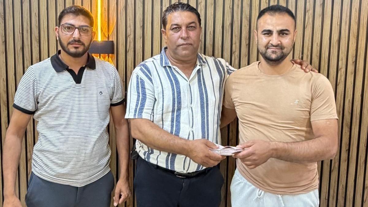 Aydın’da ATM’de buldukları 40 bin TL’yi sahibinin bulunması için muhtara teslim ettiler